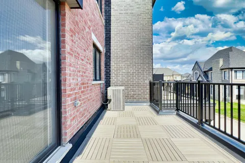6 Marvin Avenue, Oakville, ON L6H 0Z8