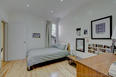 10 Burnfield Ave, Toronto, ON M6G 1Y5