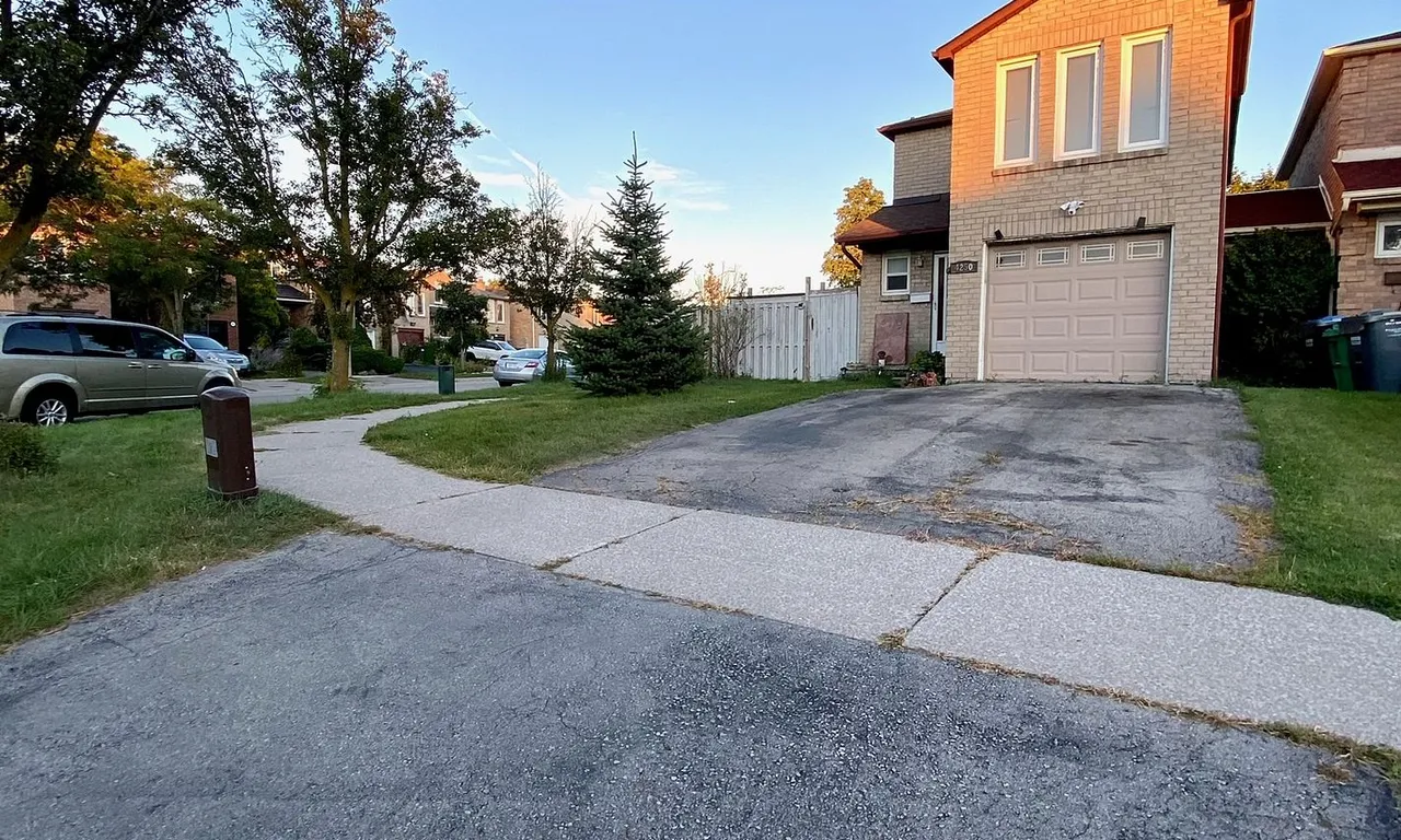 4250 Beacon Lane, Mississauga, ON L5C 3V9