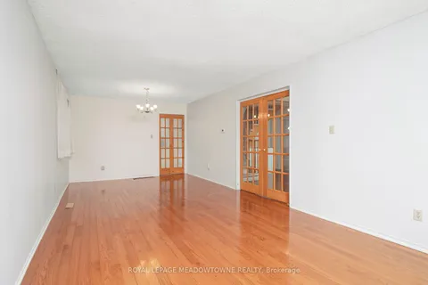 15 Oakington Pl, Mississauga, ON L5N 3V9