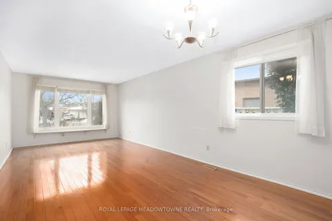 15 Oakington Pl, Mississauga, ON L5N 3V9