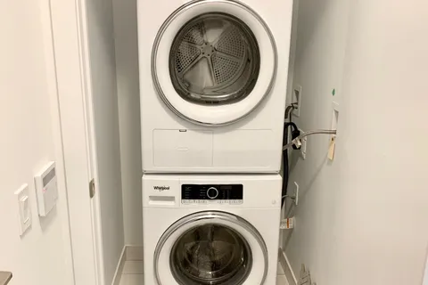 251 Manitoba St, Toronto, ON M8Y 0C7