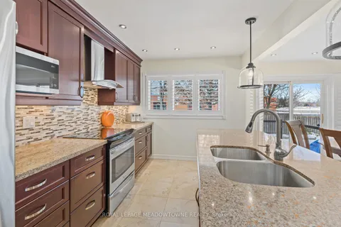 34 Hepburn Cres, Halton Hills, ON L7G 5P8