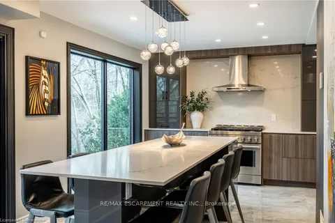 1132 Lovingston Crt, Mississauga, ON L4W 4C7