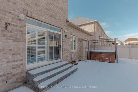 99 Royal West Drive, Brampton, ON L6X 0V8