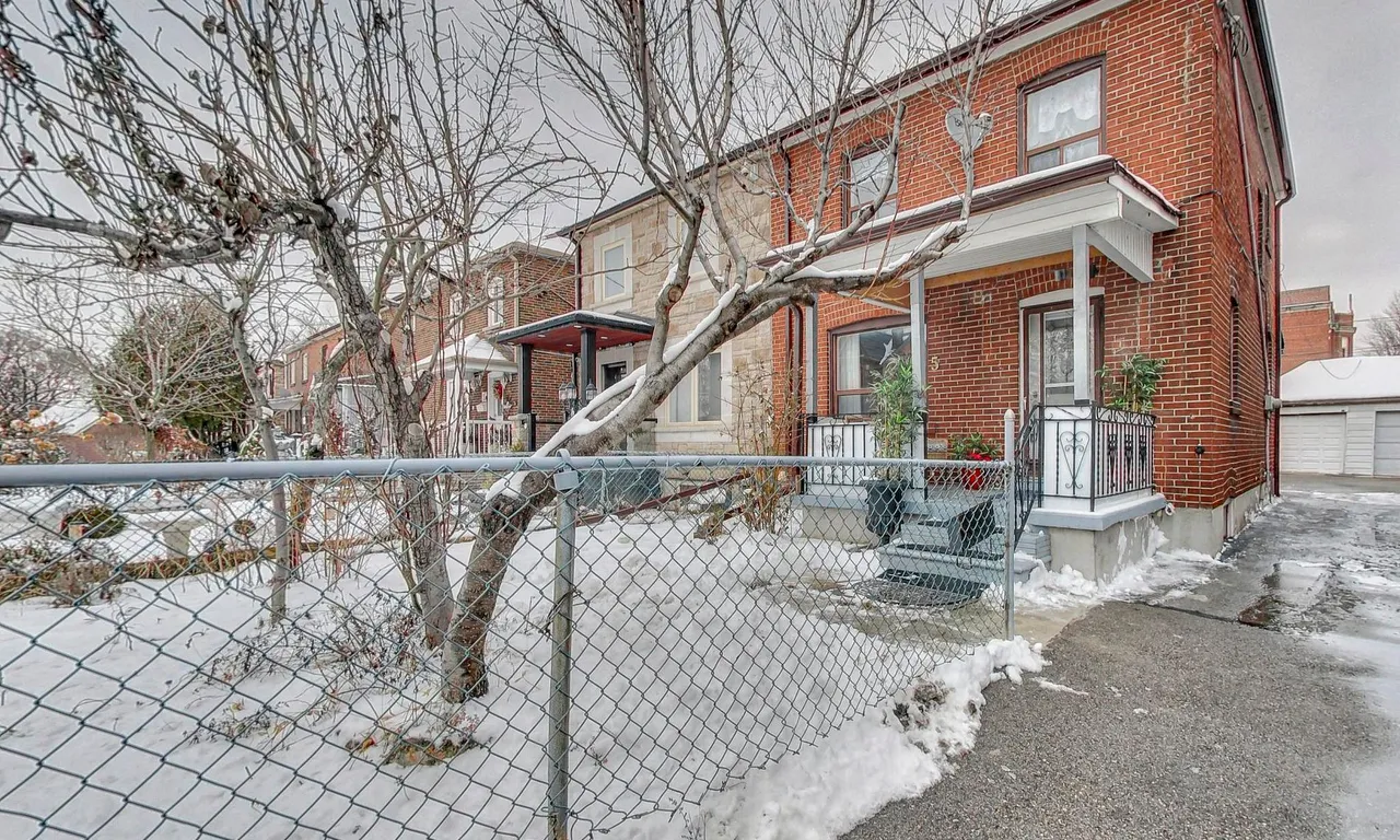 5 Regent St, Toronto, ON M6N 3N6