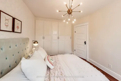 90 Laws St, Toronto, ON M6P 2Y7