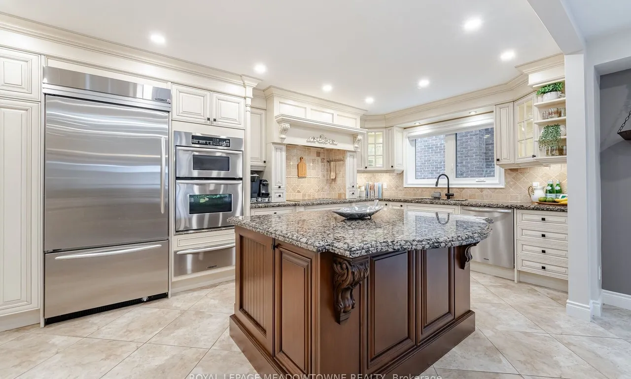 1218 Tynegrove Rd, Mississauga, ON L4W 3A3