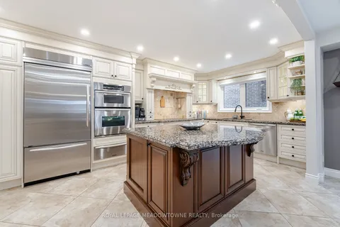 1218 Tynegrove Rd, Mississauga, ON L4W 3A3