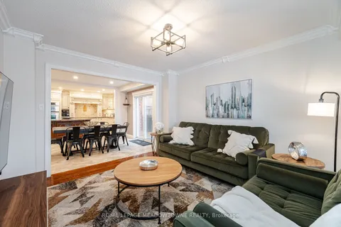 1218 Tynegrove Rd, Mississauga, ON L4W 3A3