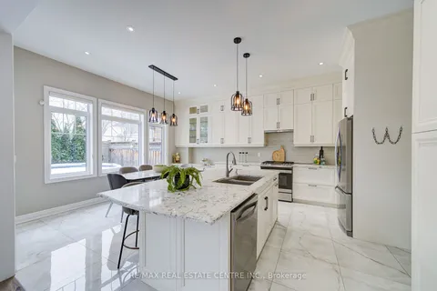 3061 Lakeshore Rd, Oakville, ON L6L 1J1