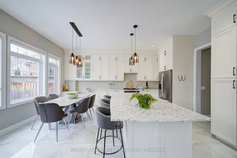 3061 Lakeshore Rd, Oakville, ON L6L 1J1