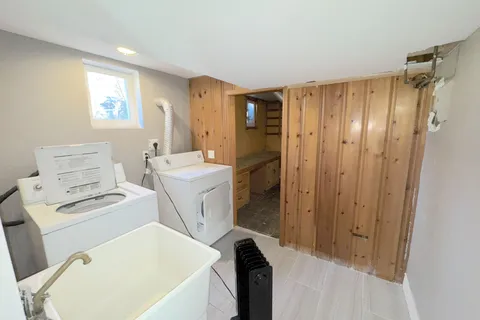 2231 Sidney Drive, Mississauga, ON L4Y 1Y3