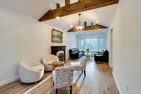 208 Glen Oak Dr, Oakville, ON L6K 2J2