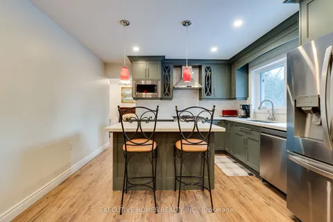 208 Glen Oak Dr, Oakville, ON L6K 2J2