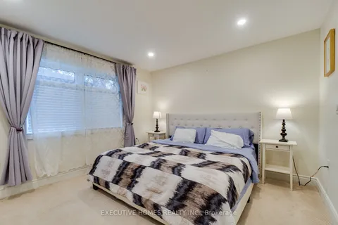 208 Glen Oak Dr, Oakville, ON L6K 2J2