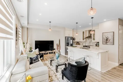 128 Burnhamthorpe Rd, Oakville, ON L6H 0X9