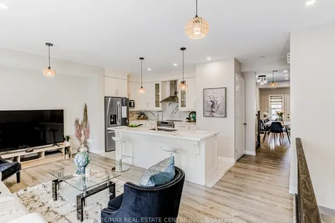 128 Burnhamthorpe Rd, Oakville, ON L6H 0X9