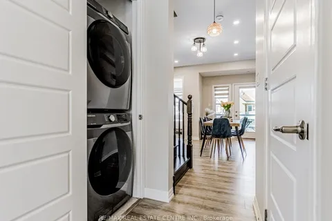 128 Burnhamthorpe Rd, Oakville, ON L6H 0X9