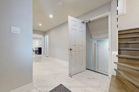 6521 Warbler Lane, Mississauga, ON L5N 6E1
