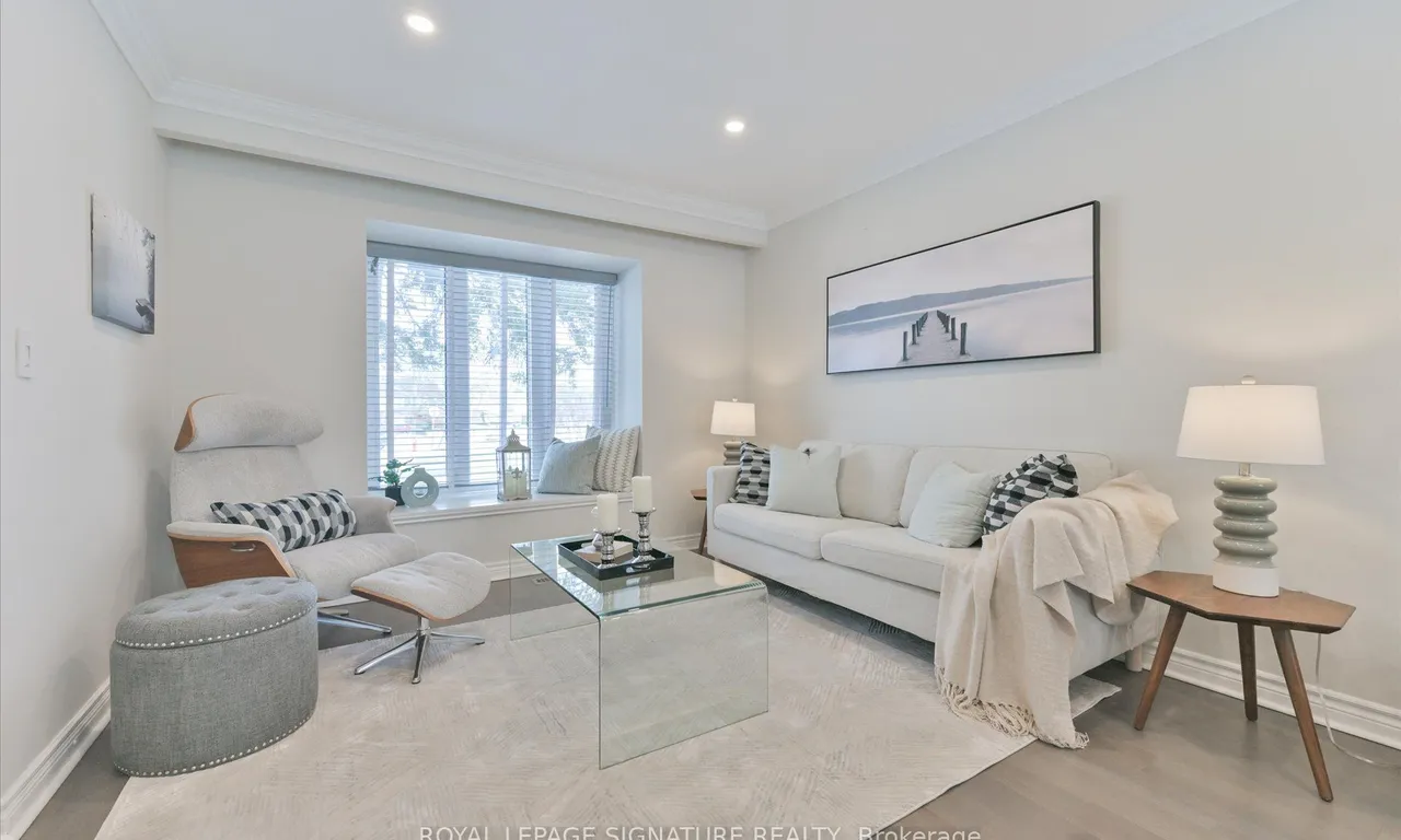 2528 Folkway Dr, Mississauga, ON L5L 2J6