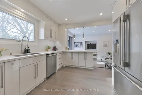 2528 Folkway Dr, Mississauga, ON L5L 2J6