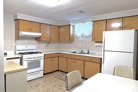 9 Austrey Crt, Toronto, ON M3M 1Y3