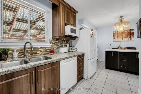 23 Mandarin Cres, Brampton, ON L6S 2S2