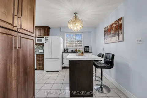 23 Mandarin Cres, Brampton, ON L6S 2S2