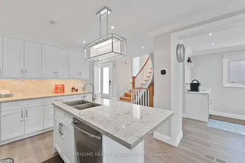 1295 Barberry Green, Oakville, ON L6M 2A8