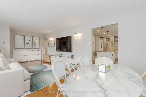 1057 Roosevelt Rd, Mississauga, ON L5G 3Y6