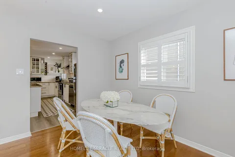 1057 Roosevelt Rd, Mississauga, ON L5G 3Y6