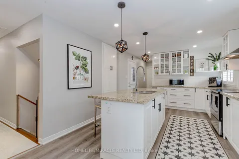 1057 Roosevelt Rd, Mississauga, ON L5G 3Y6