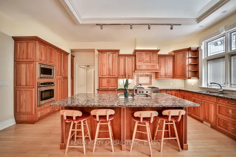 1402 Aldo Dr, Mississauga, ON L5H 3E9