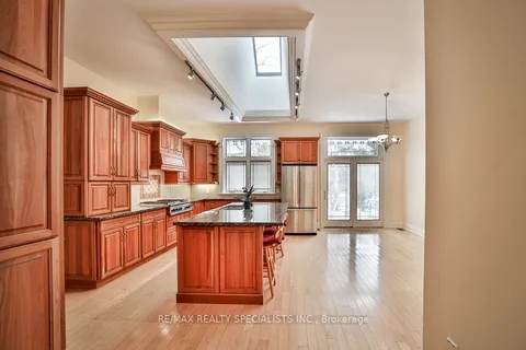 1402 Aldo Dr, Mississauga, ON L5H 3E9