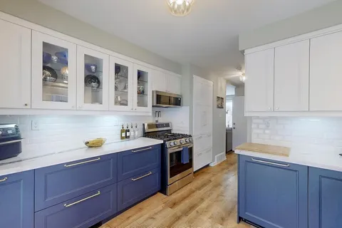 16 Edinborough Crt, Toronto, ON M6N 2E8