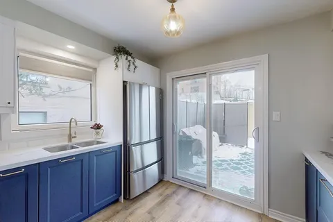 16 Edinborough Crt, Toronto, ON M6N 2E8