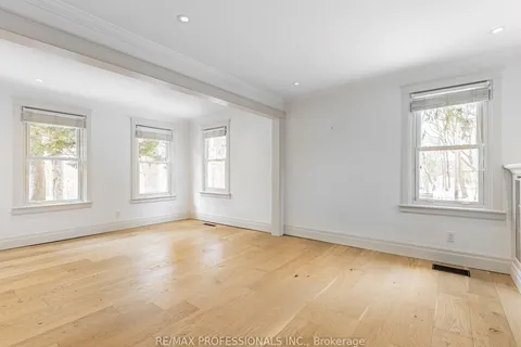 730 Grand View Ave, Burlington, ON L7T 1K9