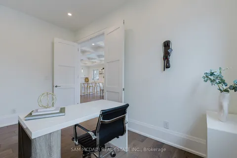 992 Wales Ave, Mississauga, ON L5E 1K5