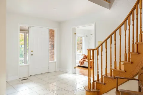 164 Warner Dr, Oakville, ON L6L 6E7