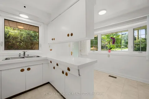 71 Riverwood Pkwy, Toronto, ON M8Y 4E4