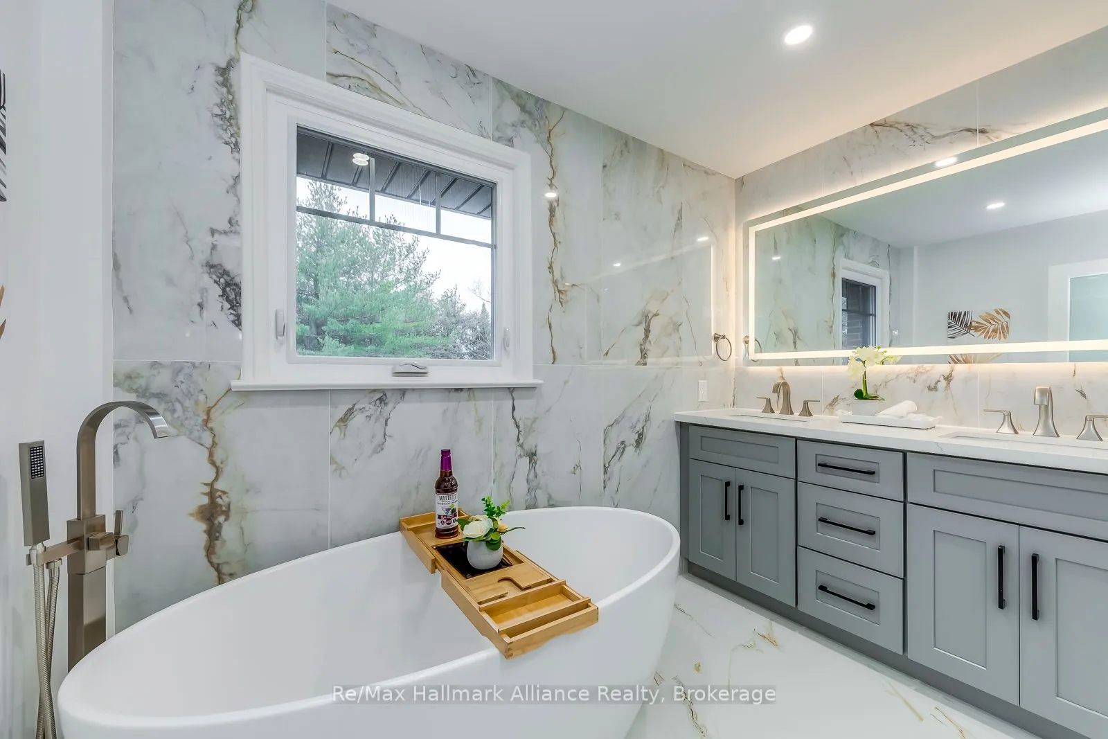 134 Abbey Court, Oakville, ON L6J 4L1