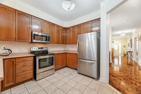 5844 Corinthian Tr, Mississauga, ON L5M 6X8