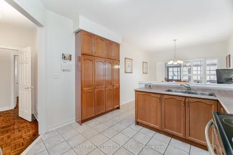 5844 Corinthian Tr, Mississauga, ON L5M 6X8