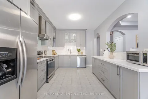 6 Arctic Fox Cres, Brampton, ON L6R 0J2