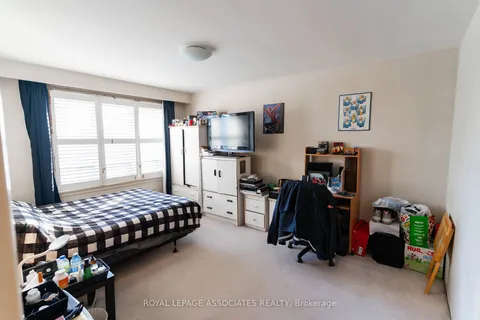 89 Portage Ave, Toronto, ON M9N 3H2