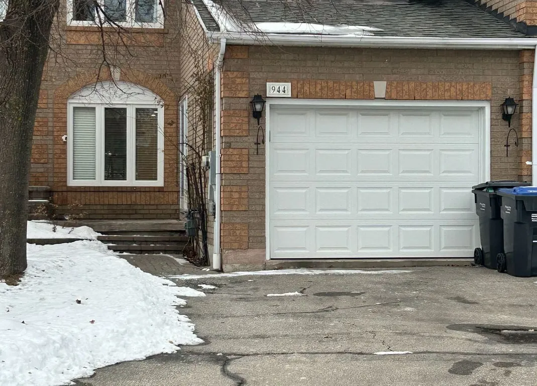 Semi-Detached 3 bedroom 4 bathroom at 944 Cardington St in Mississauga - MLS# W11964100