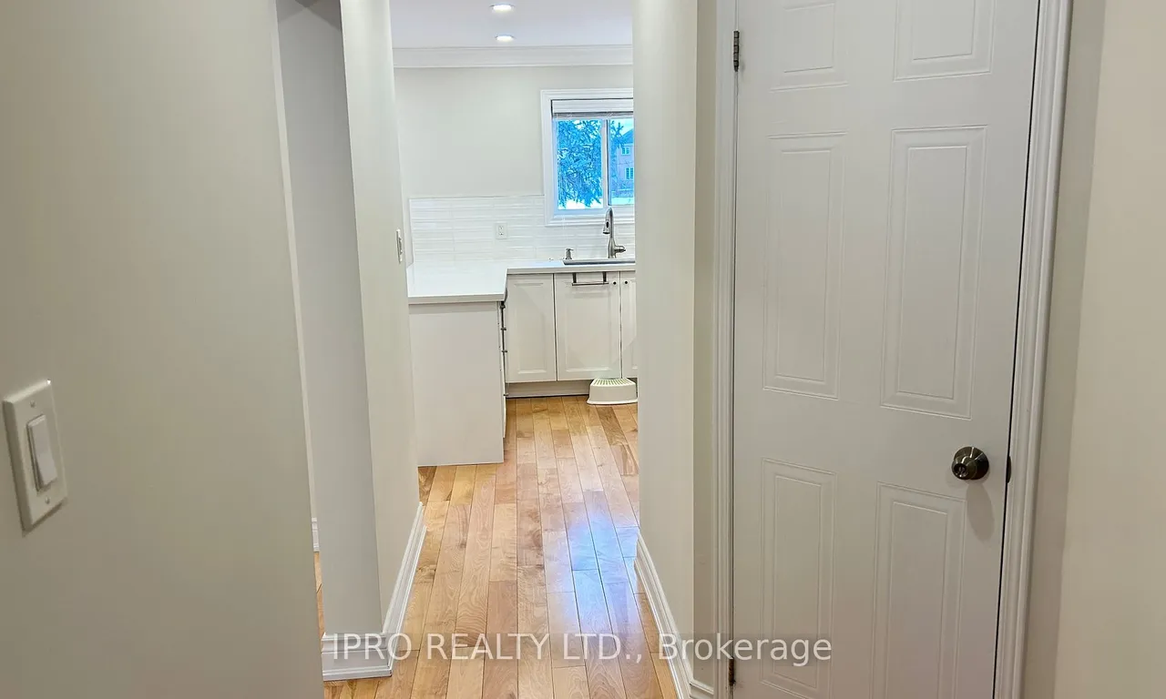 Semi-Detached kitchen at 944 Cardington St Mississauga