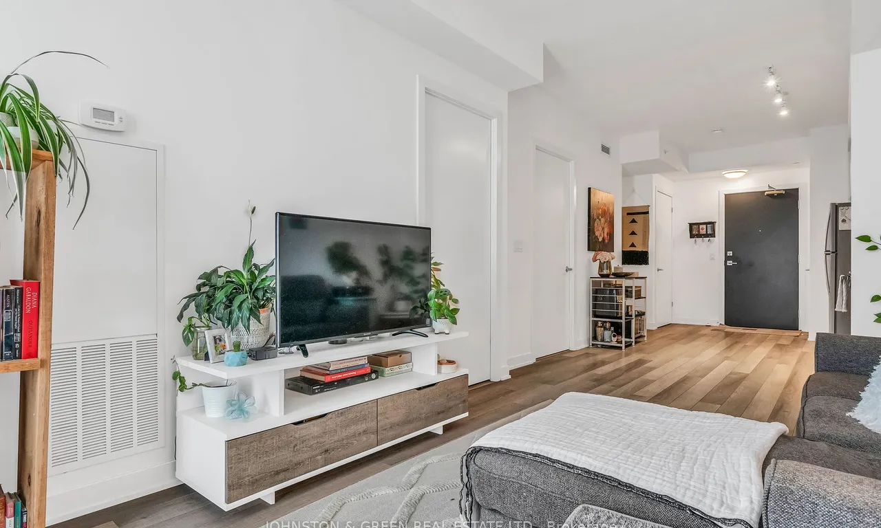 Condo Apt interior view at 5260 Dundas St Burlington