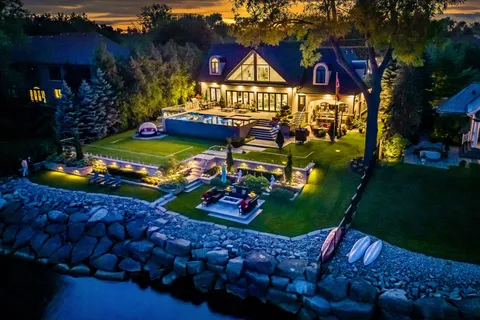 3188 Lakeshore Road, Burlington, ON L7N 1A4